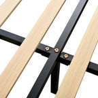 Lit plateforme double entièrement recouvert de velours, deux prises électriques et ports de chargement USB de chaque côté, deux oreillers de chevet, étagères de rangement