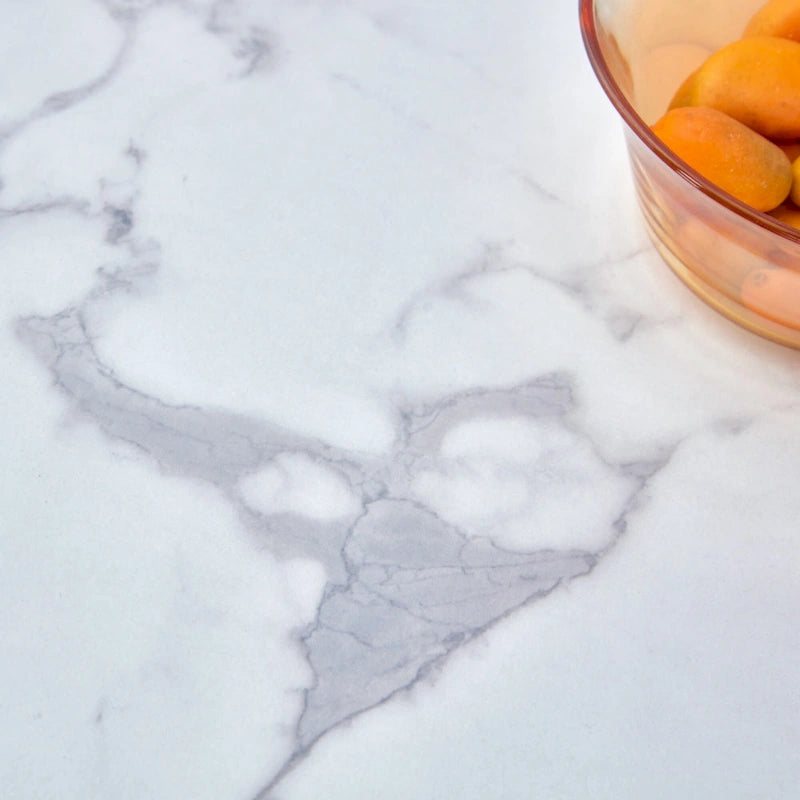 Table basse ronde en MDF blanc à motifs, idéale pour les petits espaces et les salons.