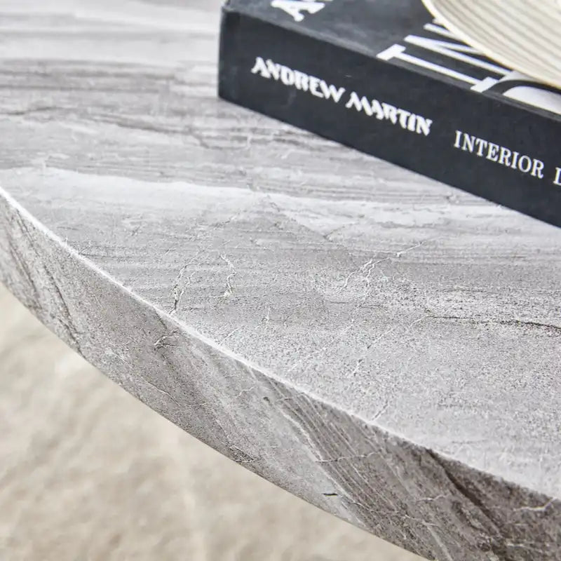 Table basse ronde en MDF blanc à motifs, idéale pour les petits espaces et les salons.