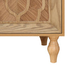 Grand meuble de rangement avec porte à motif floral sculpté et poignée en métal