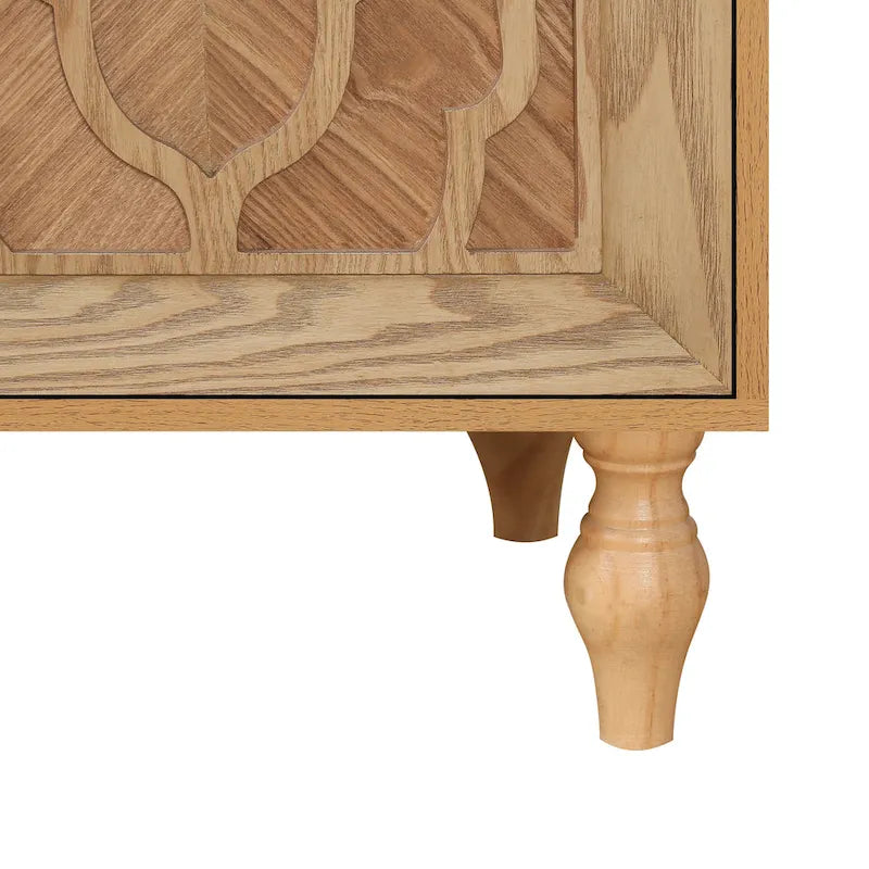 Grand meuble de rangement avec porte à motif floral sculpté et poignée en métal