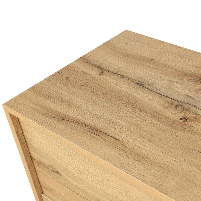 Grand meuble de rangement avec porte à motif floral sculpté et poignée en métal