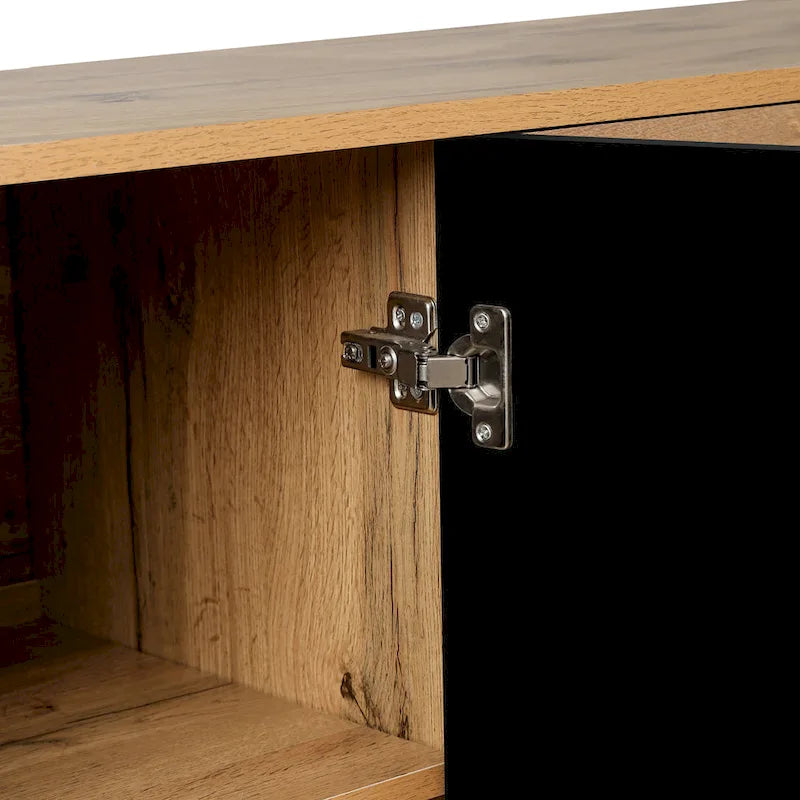 Grand meuble de rangement avec porte à motif floral sculpté et poignée en métal