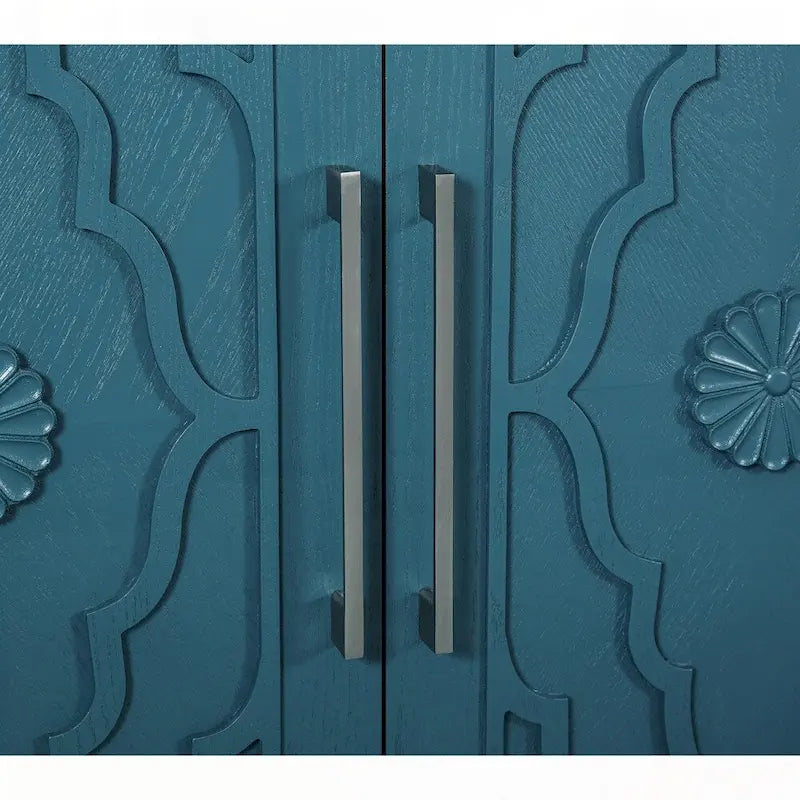 Grand meuble de rangement avec porte à motif floral sculpté et poignée en métal