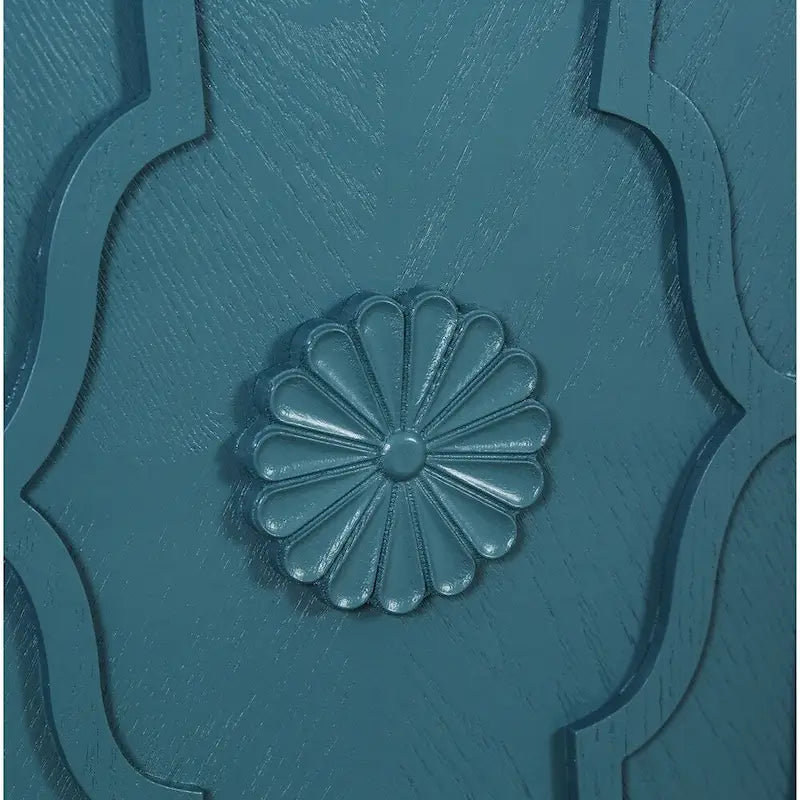 Grand meuble de rangement avec porte à motif floral sculpté et poignée en métal