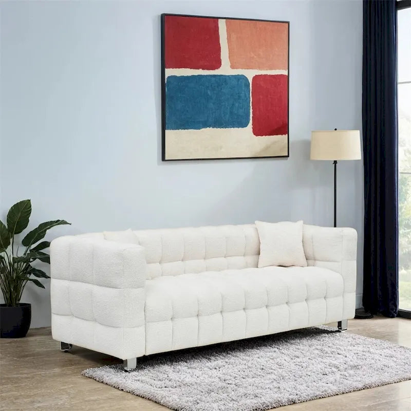 Canapé en polaire Teddy avec deux coussins décoratifs et repose-pieds en métal.