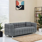 Canapé en polaire Teddy avec deux coussins décoratifs et repose-pieds en métal.